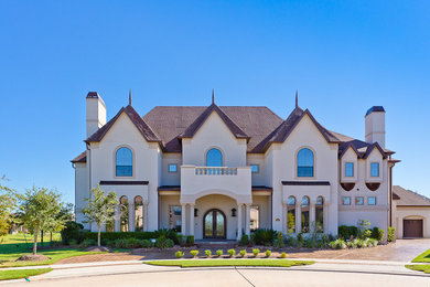 ヒューストンにあるトランジショナルスタイルのおしゃれな家の外観の写真