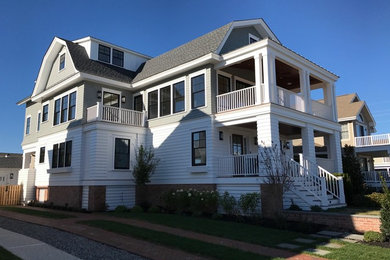 Maritime Holzfassade Haus mit grauer Fassadenfarbe und Mansardendach in Philadelphia