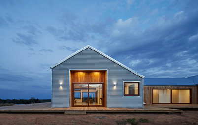 Houzz Tour: A Shed-Style Home Frames Views and Blends In