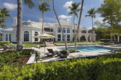 マイアミにあるラグジュアリーな巨大なビーチスタイルのおしゃれな家の外観 (アドベサイディング) の写真