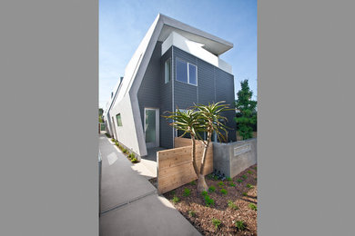 Modern three-story concrete fiberboard townhouse exterior idea in Los Angeles