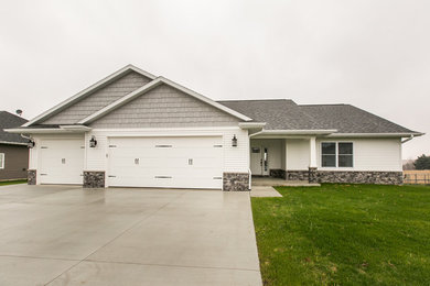 Mid-sized transitional white one-story vinyl house exterior photo in Cedar Rapids
