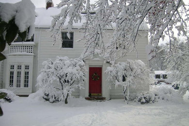 ワシントンD.C.にあるトラディショナルスタイルのおしゃれな家の外観 (ビニールサイディング) の写真