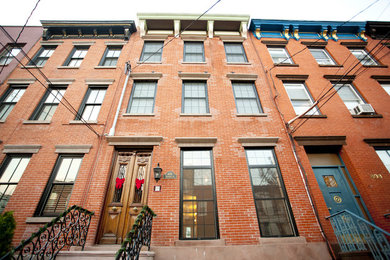 ニューヨークにあるトラディショナルスタイルのおしゃれな家の外観の写真
