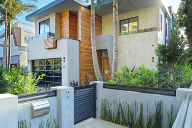 Inspiration pour une façade de maison design en bois avec boîte aux lettres.