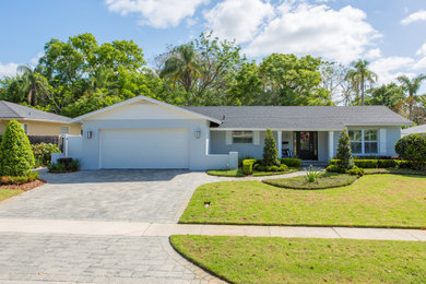 Mittelgroßes, Einstöckiges Retro Einfamilienhaus mit Putzfassade, blauer Fassadenfarbe, Satteldach, Schindeldach und schwarzem Dach in Orlando