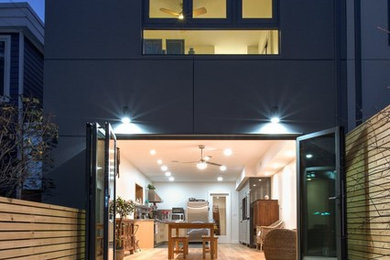 Mittelgroßes, Zweistöckiges Modernes Einfamilienhaus mit Putzfassade, grauer Fassadenfarbe und Walmdach in Toronto