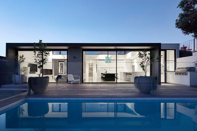 Стильный дизайн: большой, одноэтажный, серый частный загородный дом в современном стиле с облицовкой из бетона, плоской крышей и металлической крышей - последний тренд
