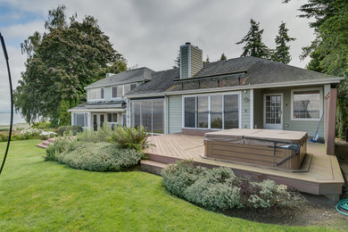 Zweistöckiges Modernes Haus mit Mix-Fassade, grüner Fassadenfarbe und Schindeldach in Seattle