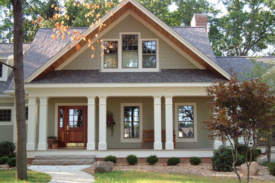 Exemple d'une façade de maison craftsman.