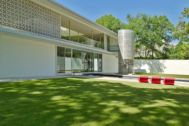 Modelo de fachada blanca moderna de dos plantas con tejado plano