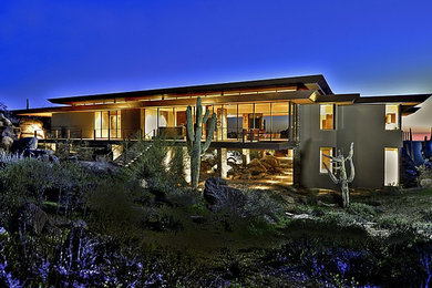 フェニックスにある巨大なコンテンポラリースタイルのおしゃれな家の外観 (漆喰サイディング) の写真