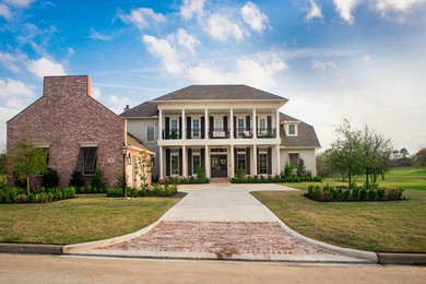 Großes, Zweistöckiges Landhaus Einfamilienhaus mit Mix-Fassade, weißer Fassadenfarbe, Walmdach und Schindeldach in Houston