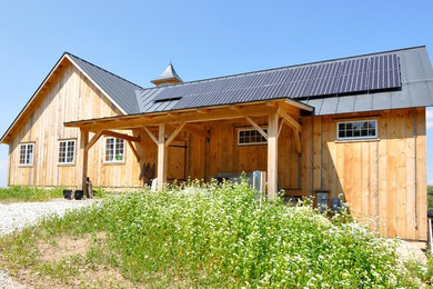 Imagen de fachada marrón tradicional extra grande de tres plantas con revestimiento de madera y tejado de un solo tendido