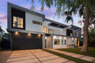 Свежая идея для дизайна: большой, двухэтажный, разноцветный частный загородный дом в стиле модернизм с комбинированной облицовкой, плоской крышей и зеленой крышей - отличное фото интерьера