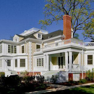 Großes, Dreistöckiges, Gelbes, Graues Klassisches Einfamilienhaus mit Holzfassade, Walmdach, Schindeldach und Verschalung in Chicago