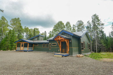 Foto de fachada verde contemporánea de tamaño medio de una planta con revestimiento de madera, tejado a cuatro aguas y tejado de metal