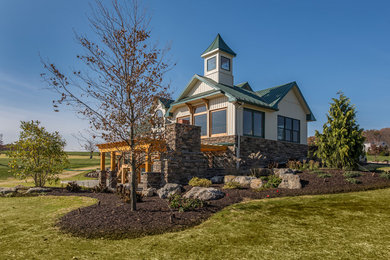 Country Einfamilienhaus mit Vinylfassade, beiger Fassadenfarbe und Satteldach in Philadelphia