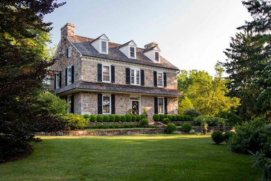 Réalisation d'une façade de maison tradition.