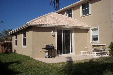 Foto de fachada de casa beige tradicional grande de dos plantas con revestimiento de estuco, tejado a dos aguas y tejado de teja de barro
