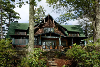 Diseño de fachada marrón rural grande de dos plantas con revestimiento de madera y tejado a dos aguas