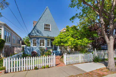 サンフランシスコにある小さなトラディショナルスタイルのおしゃれな家の外観の写真