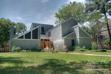 ヒューストンにある高級な中くらいなトランジショナルスタイルのおしゃれな家の外観 (混合材サイディング) の写真