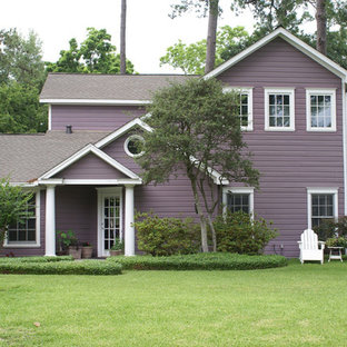 Cette image montre une grand façade de maison violet design à un étage avec un revêtement en vinyle et un toit à deux pans.