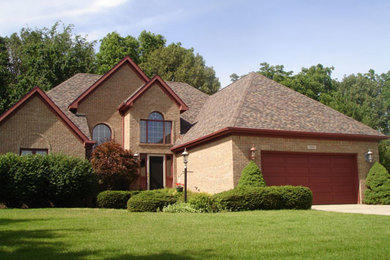 Diseño de fachada de casa beige clásica grande de dos plantas con revestimiento de ladrillo, tejado a cuatro aguas y tejado de teja de madera