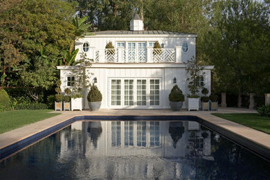 Imagen de fachada de casa blanca clásica de dos plantas con revestimiento de vinilo