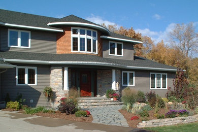 Exemple d'une grande façade de maison grise craftsman en panneau de béton fibré à un étage avec un toit à quatre pans et un toit en shingle.