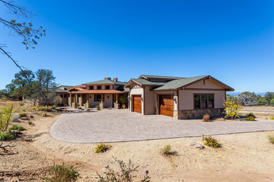 フェニックスにある高級な中くらいなトラディショナルスタイルのおしゃれな家の外観 (石材サイディング) の写真