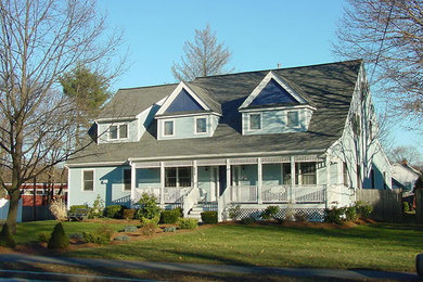 Mittelgroßes, Zweistöckiges Klassisches Einfamilienhaus mit Vinylfassade, blauer Fassadenfarbe, Satteldach und Schindeldach in Boston