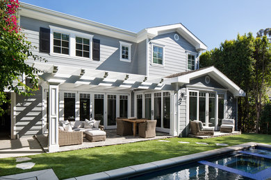 Стильный дизайн: двухэтажный, серый дом среднего размера в классическом стиле с облицовкой из бетона и двускатной крышей - последний тренд