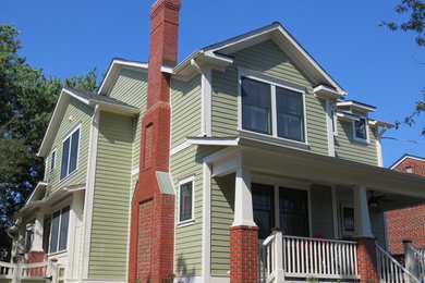 ワシントンD.C.にあるお手頃価格の中くらいなトラディショナルスタイルのおしゃれな二階建ての家 (混合材サイディング、緑の外壁) の写真