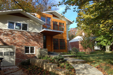 Diseño de fachada de casa beige contemporánea de tamaño medio de dos plantas con tejado a dos aguas y revestimientos combinados