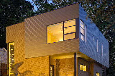 Zweistöckiges, Mittelgroßes Modernes Einfamilienhaus mit Mix-Fassade, Flachdach und brauner Fassadenfarbe in Atlanta