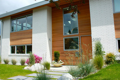 Inspiration for a modern house exterior in Vancouver.
