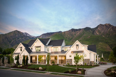 Dreistöckiges Landhaus Haus mit Faserzement-Fassade und weißer Fassadenfarbe in Salt Lake City