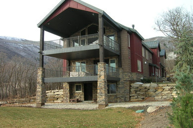 Aménagement d'une grande façade de maison multicolore montagne à deux étages et plus avec un revêtement mixte.