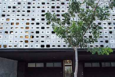 Diseño de fachada de casa pareada gris contemporánea de tamaño medio de dos plantas con revestimiento de hormigón, tejado plano y tejado de varios materiales