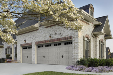 Example of a classic garage design in Jacksonville