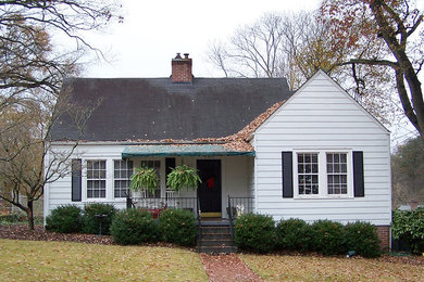 Mid-sized elegant exterior home photo in Atlanta