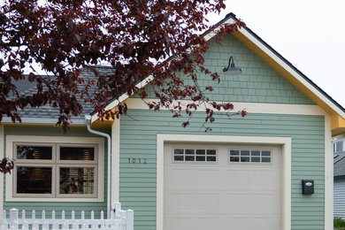 シアトルにある小さなトラディショナルスタイルのおしゃれな家の外観 (コンクリート繊維板サイディング、緑の外壁、アパート・マンション) の写真
