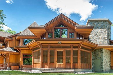 Inspiration pour une façade de maison marron chalet en bois.