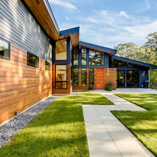 Idee per la villa grande multicolore contemporanea a due piani con rivestimenti misti, tetto a capanna e copertura mista