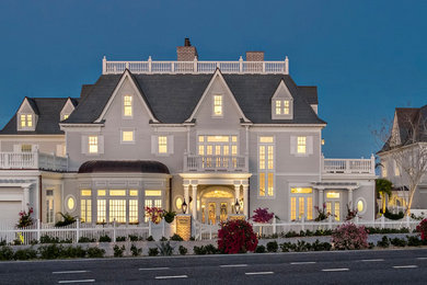 マイアミにあるラグジュアリーな巨大なヴィクトリアン調のおしゃれな家の外観 (漆喰サイディング) の写真