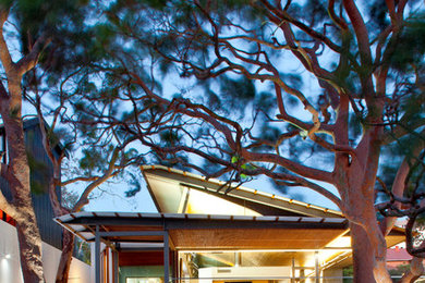 シドニーにあるラグジュアリーな中くらいなコンテンポラリースタイルのおしゃれな家の外観 (レンガサイディング) の写真