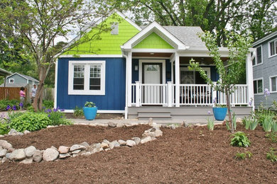 Diseño de fachada de casa verde clásica de tamaño medio de una planta con revestimiento de vinilo, tejado a dos aguas y tejado de teja de madera