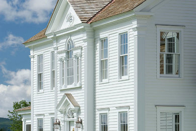 Пример оригинального дизайна: двухэтажный, деревянный, белый дом среднего размера в классическом стиле